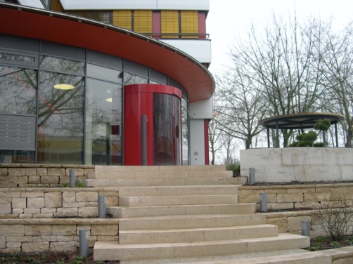 Eingang aussen, Geschäftshaus — Nachher