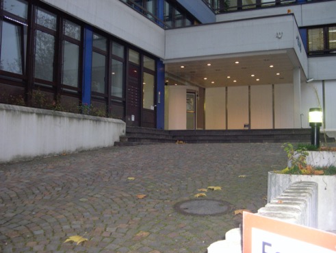 Eingang aussen, Geschäftshaus — Vorher